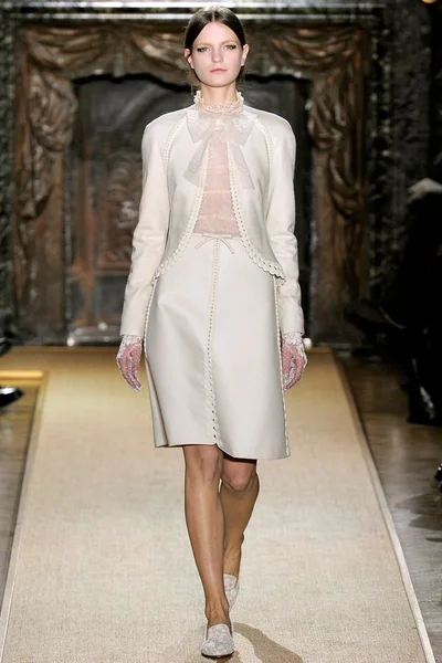Look 16